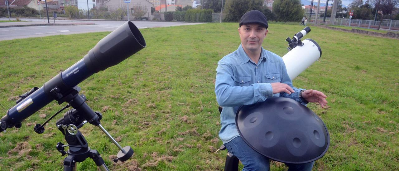 Marcos Vázquez, ayer, con dos telescopios, y un &quot;handpan&quot;