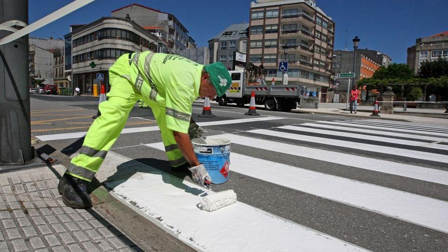 Imagen de archivo de trabajos de pintado en uno de los pasos de peatones de la N-640.  | // BERNABÉ