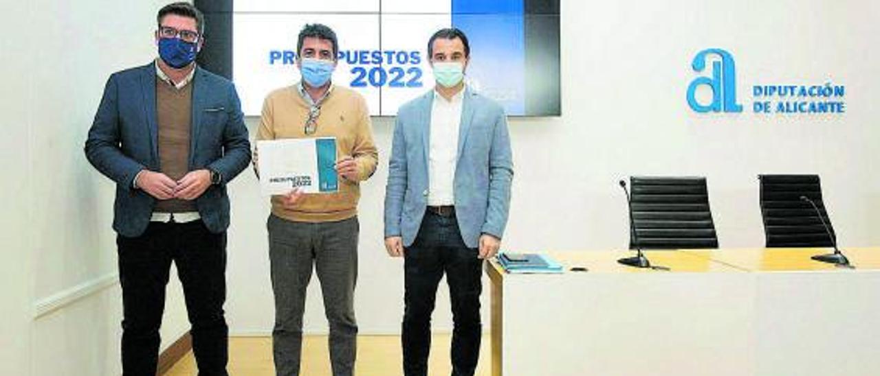 Carlos Mazón, flanqueado por Javier Gutiérrez (Cs) y Eduardo Dolón (PP). | PILAR CORTÉS