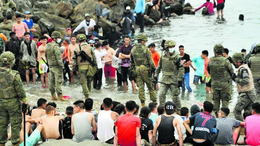 Militares españoles vigilan las devoluciones en caliente de los migrantes que entraron en Ceuta procedentes de Marruecos. | | EUROPA PRESS / ANTONIO SEMPERE