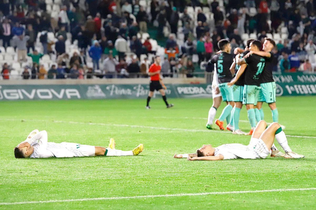 Jugadores del Córdoba CF, desolados, tras la derrota en El Arcángel ante el Mérida.