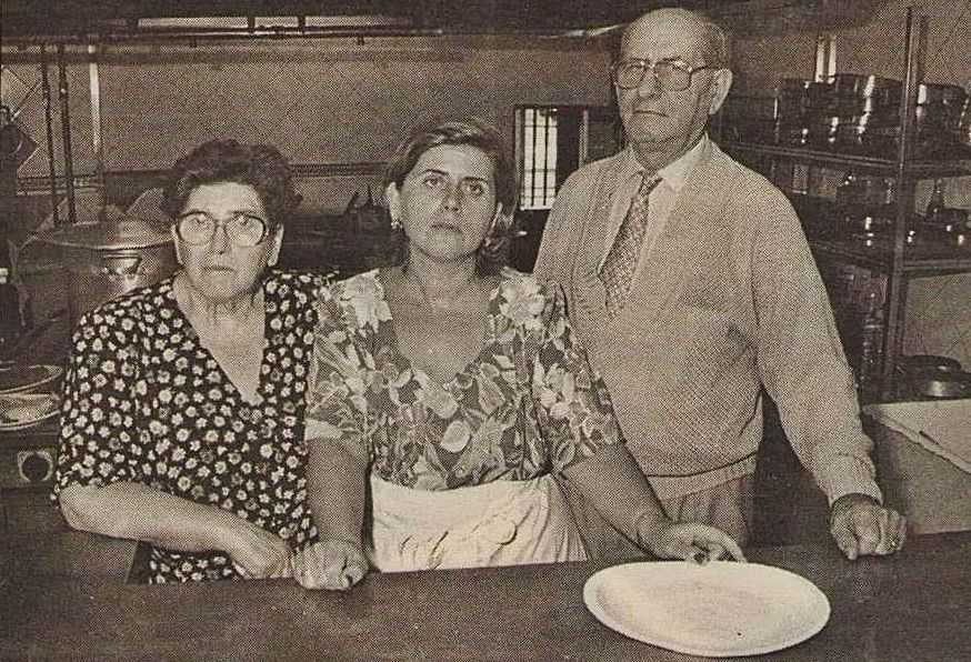 Por la izquierda, Josefa Suárez, con su hija Mari Díaz y su marido, Jesús Díaz, hace unos años en la cocina de La Parra.   