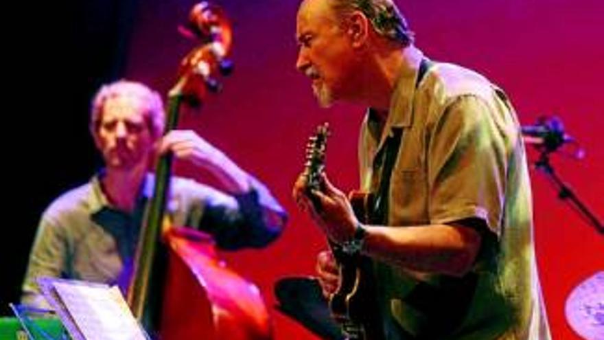 John scofield ofrece una leccion de jazz en el Gran Teatro.