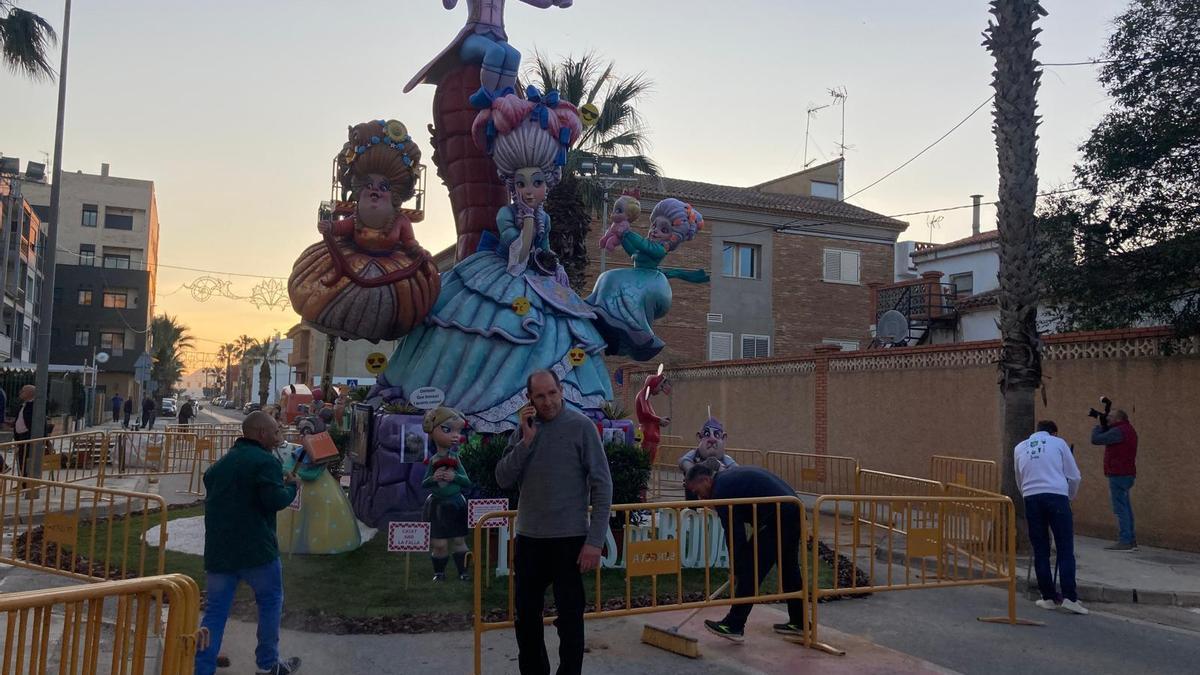 Plantà de la Falla Els Barris de Turís, a 27 de marzo.