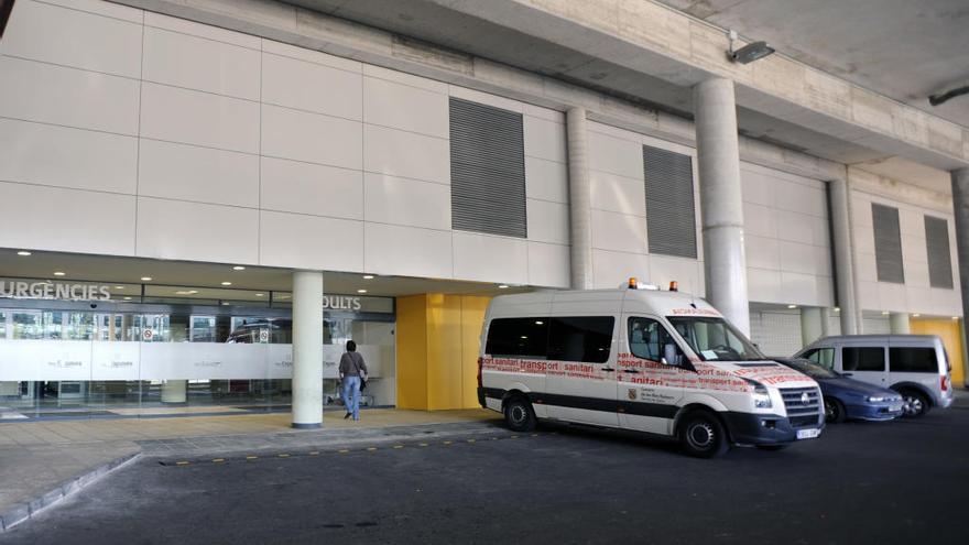 Una ambulancia en las urgencias del hospital Son Espases