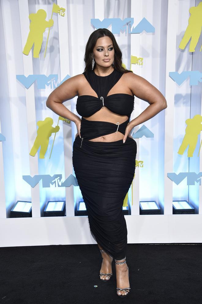 Ashley Graham, con un vestido negro 'cut out', en los MTV VMAs 2022