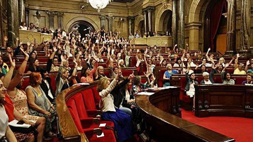 Les dones prenen el Parlament per denunciar la desigualtat