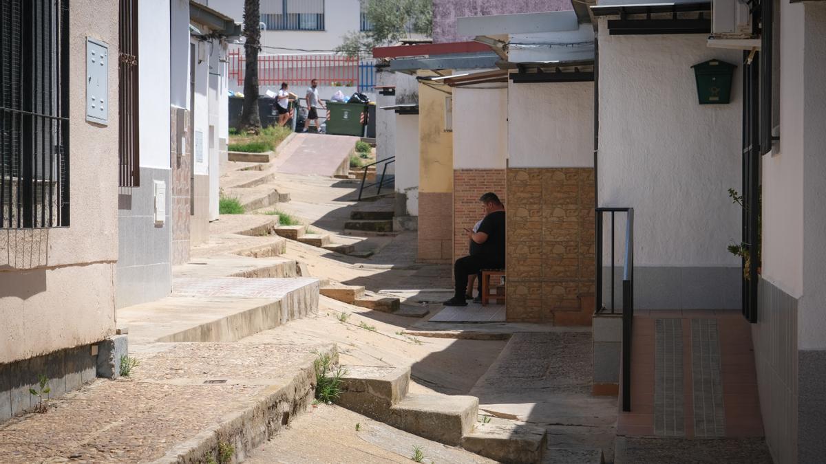 Una de las calles de la Uva, con los accesos a las viviendas en pendiente y jalonados de escalones.