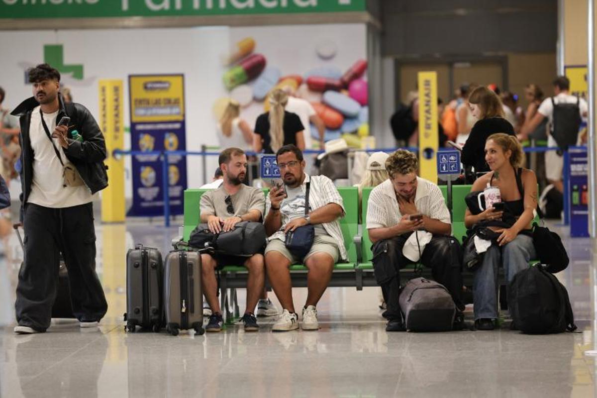 Aeropuerto de Ibiza: la solución de quien huye y el problema de quien llega