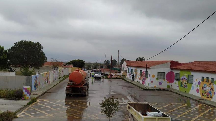 Efectivos de Limasa limpian y desinfectan la barriada malagueña de Los Asperones