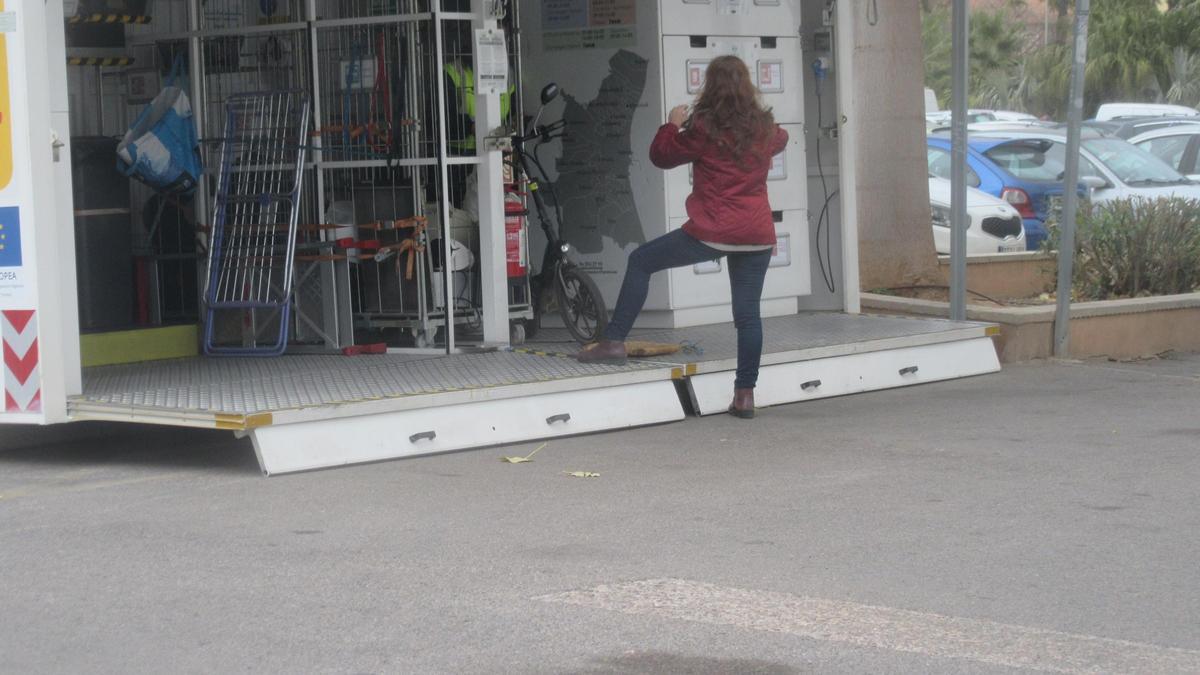 Una usuaria del ecoparque móvil de la Emtre en Burjassot.