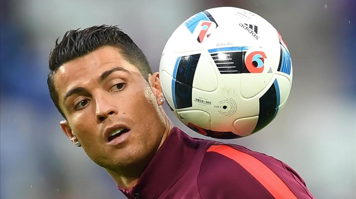 ecarrasco34288206 portugal s forward cristiano ronaldo warms up prio160615135232