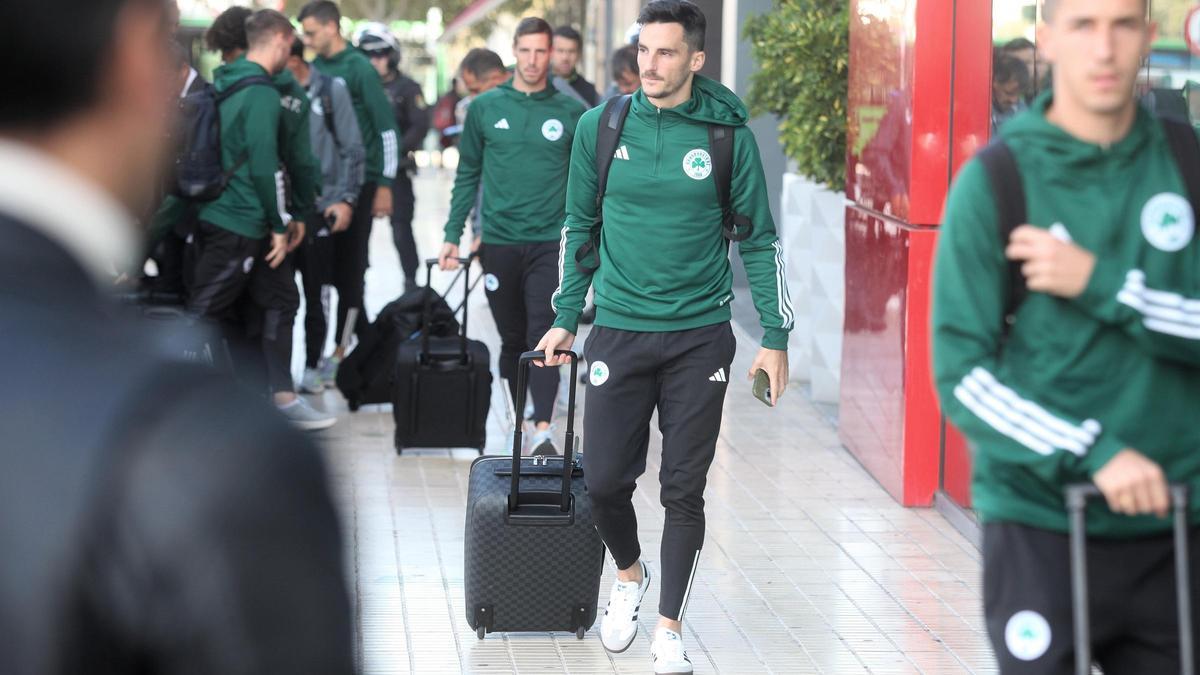 Dos de los españoles de Panathinaikos, Juankar y Rubén Pérez (detrás), a su llegada a Castelló.