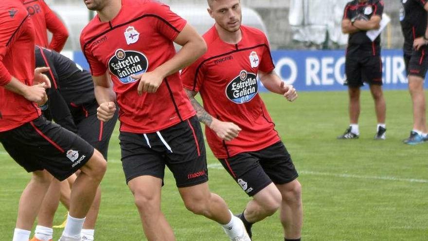 Diego Caballo, en el centro, corre tras Quique ante la atenta mirada de Natxo González.