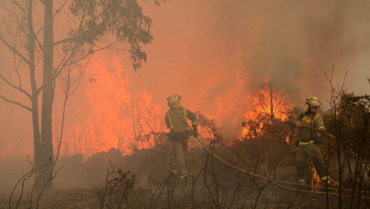 Varios miembros del servicio de extinción luchan contra un fuego en Rianxo en 2019.