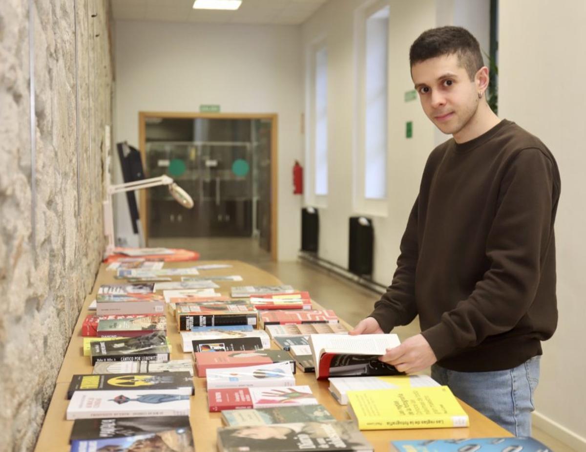 Aarón Cabado, bibliotecario de A Estrada.