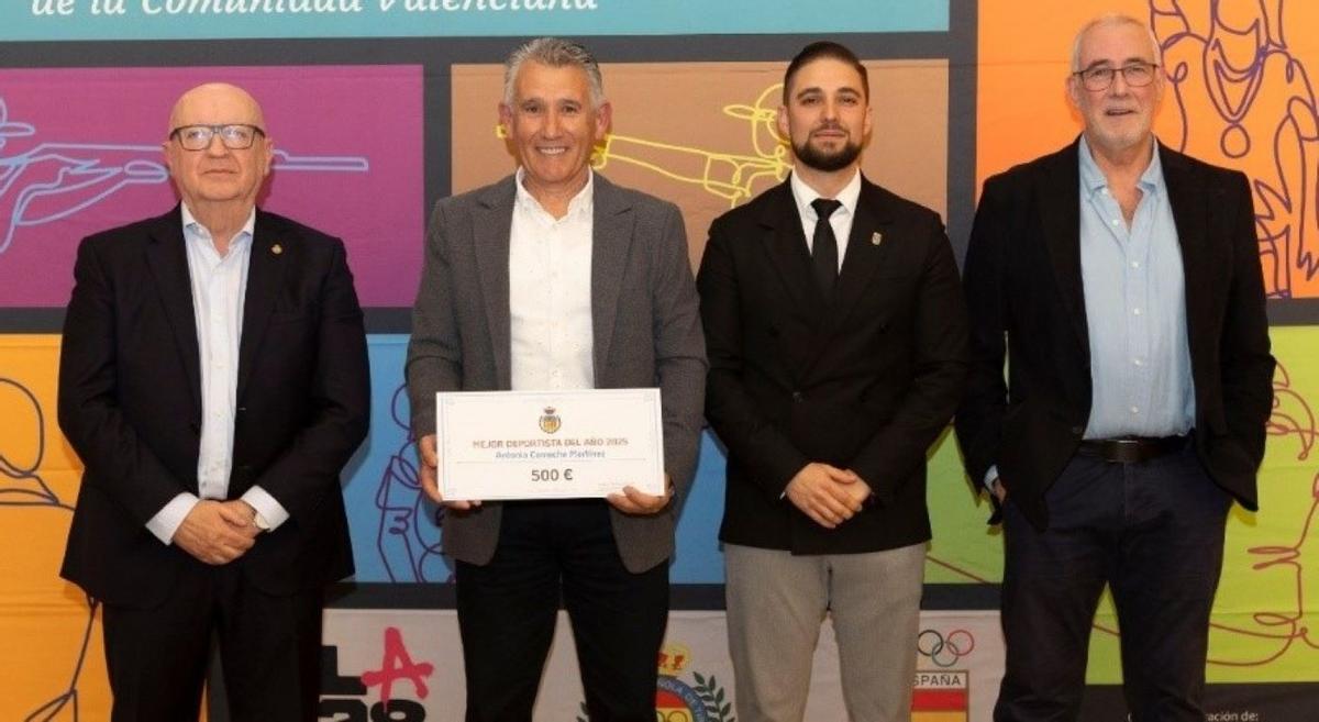 Comeche con el diploma al mejor deportista de la Federación de Tiro de la Comunitat Valenciana en 2025.