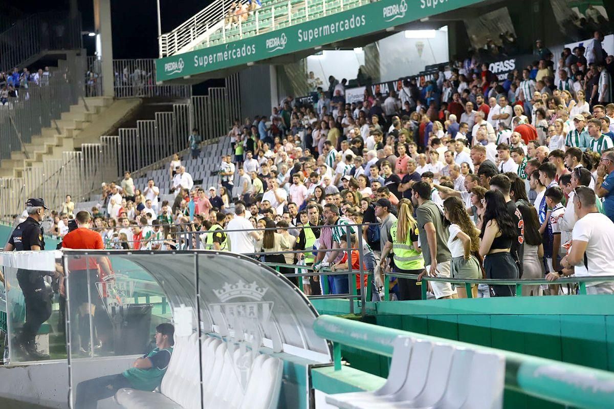 Aficionados protestan al árbitro en la tribuna de El Arcángel.