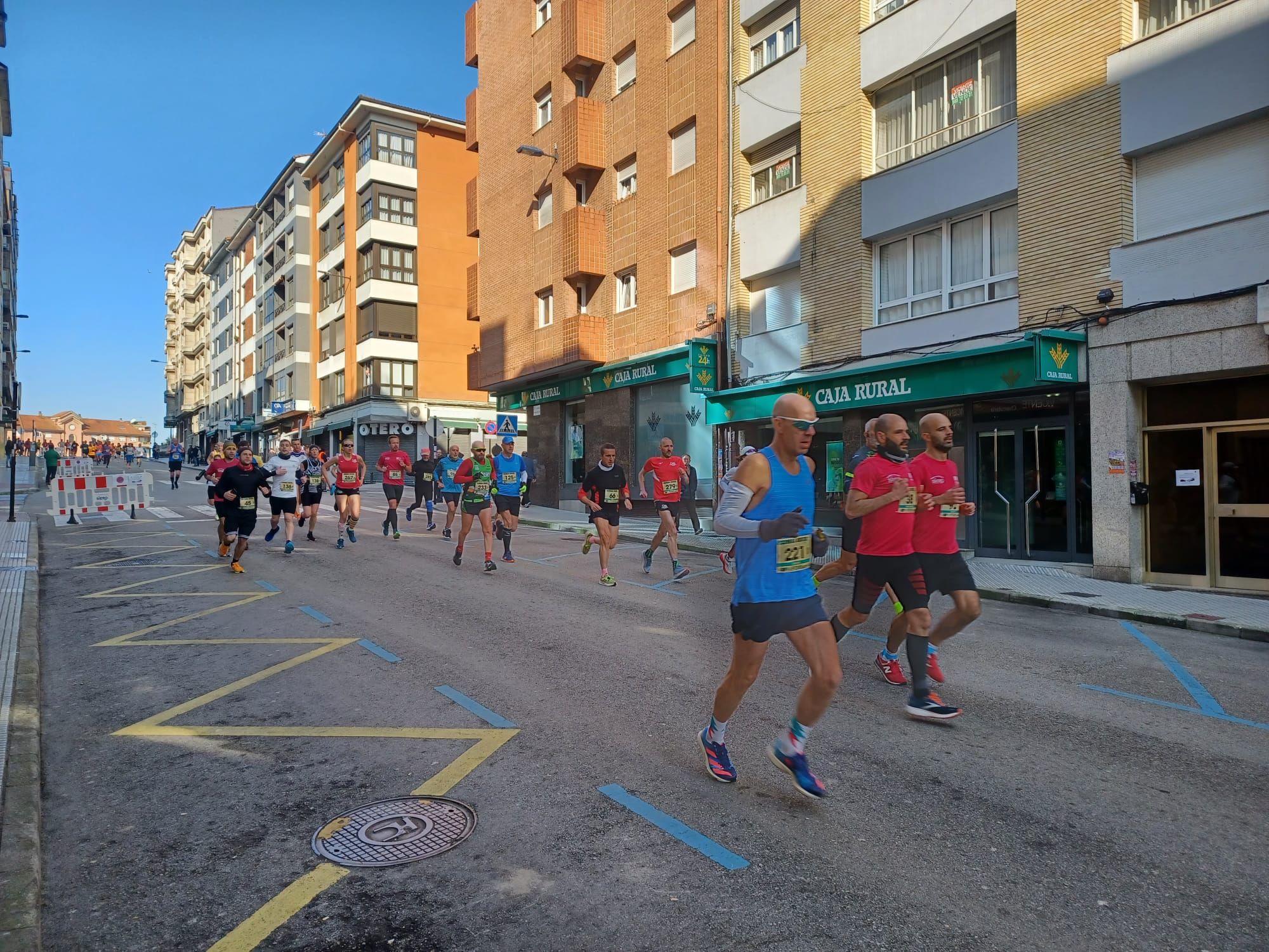 Todas las imágenes de la  XXXIII Media Maratón de Siero: así fue la gran prueba con salida en la Pola
