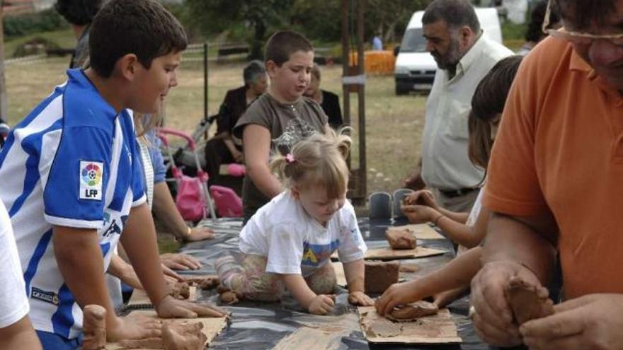 Niños en un taller de olería en Oleiros. / la opinión