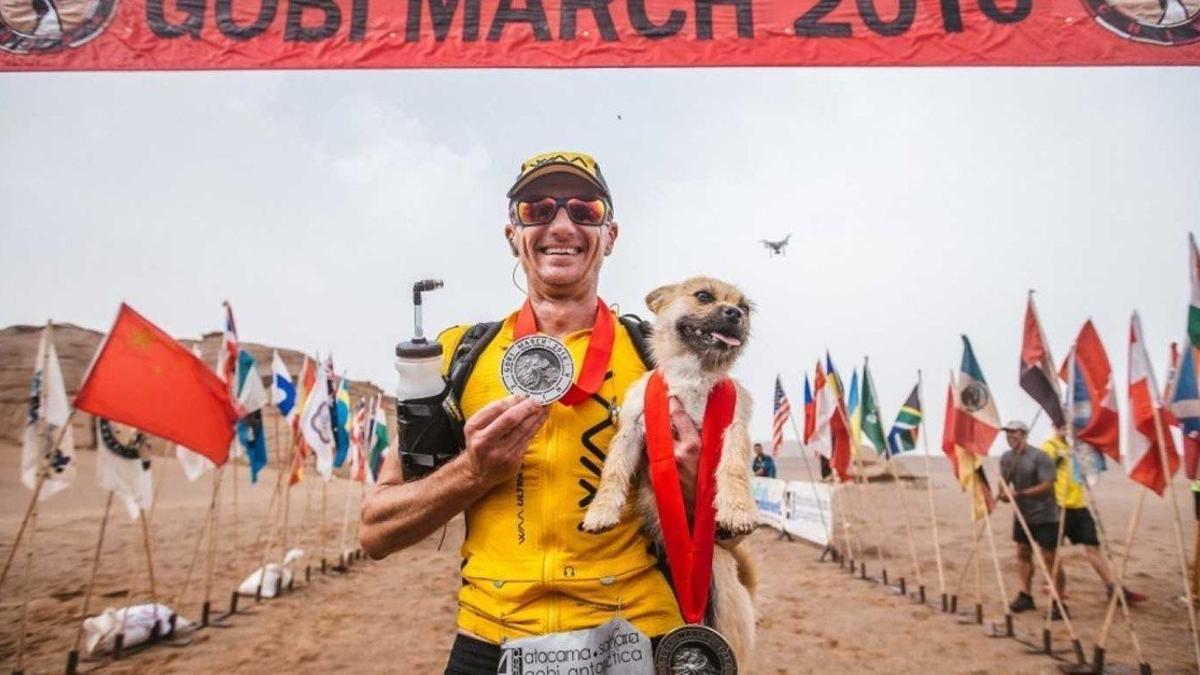 El atleta Dion Leonard con el perrito Gobi