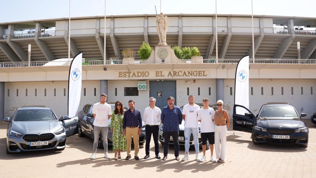 Imágenes de la presentación de la nueva flota de vehículos oficiales para la plantilla blanquiverde.