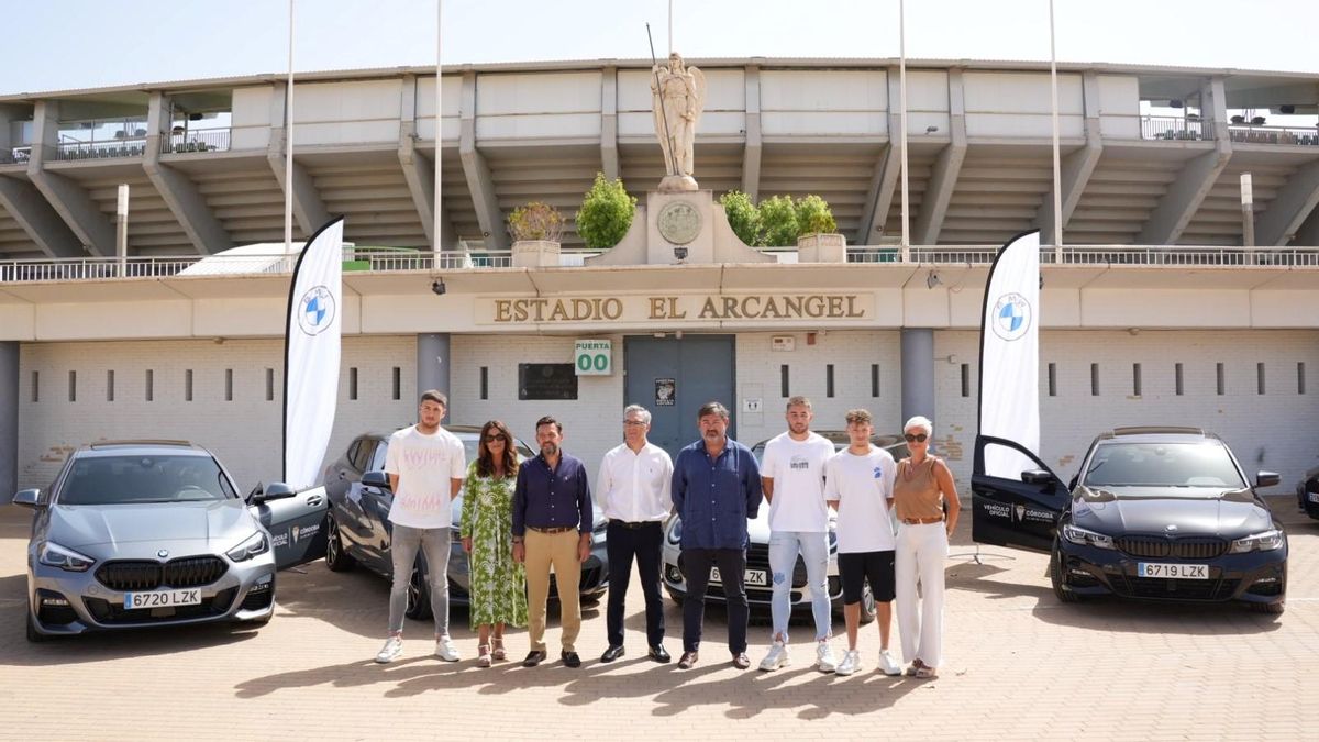 González Calvo, Simo, Carlos Marín y Casas, en la presentación de la nueva flota de vehículos oficiales.