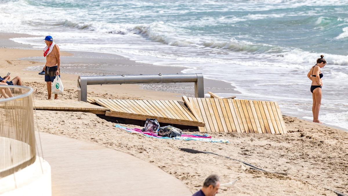 Uno de los lavapiés de la playa de Poniente de Benidorm.