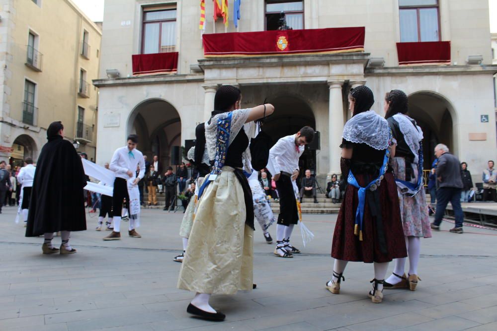 Figueres vibra amb les danses de Populària