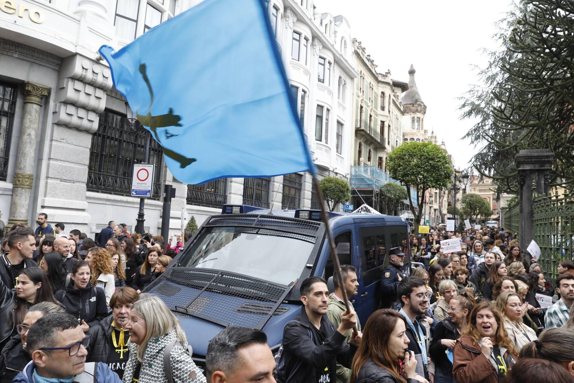EN IMÁGENES: Nueva manifestación masiva de los docentes, que acabó en la Junta General 