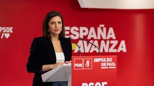 La portavoz del PSOE, Esther Peña, en una rueda de prensa en la sede del partido en la calle Ferraz.