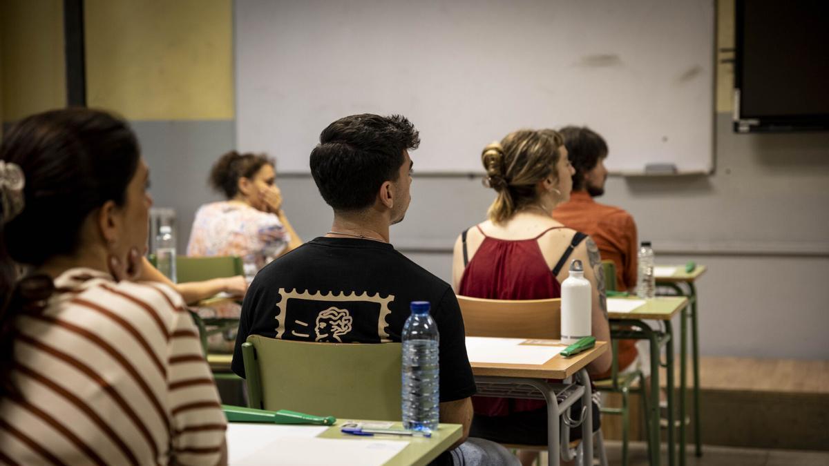 Varios aspirantes durante un examen de oposiciones en Zaragoza