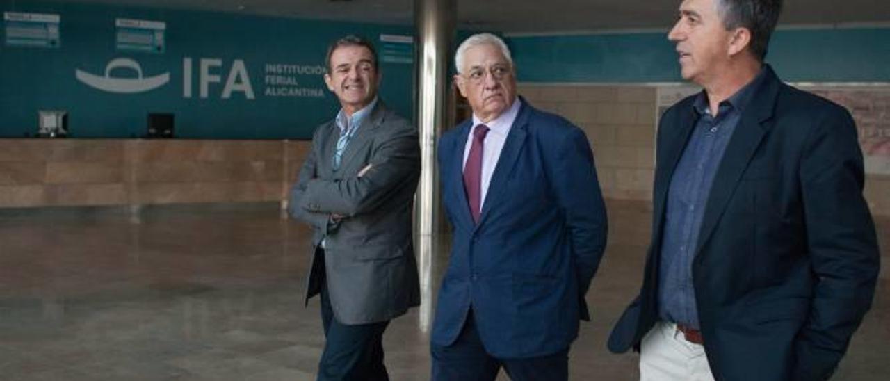 El conseller de Economía, Rafael Climent, (a la derecha de la imagen) durante su última visita a las instalaciones de IFA.