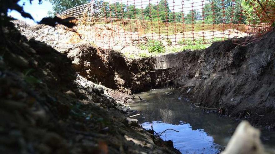 Aguas residuales que vierte la fosa séptica de El Puente de Sanabria.