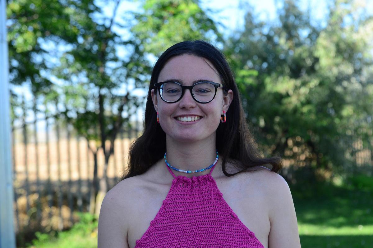 Paula Castela, voluntaria en el campamento de San Gil de Plasencia.