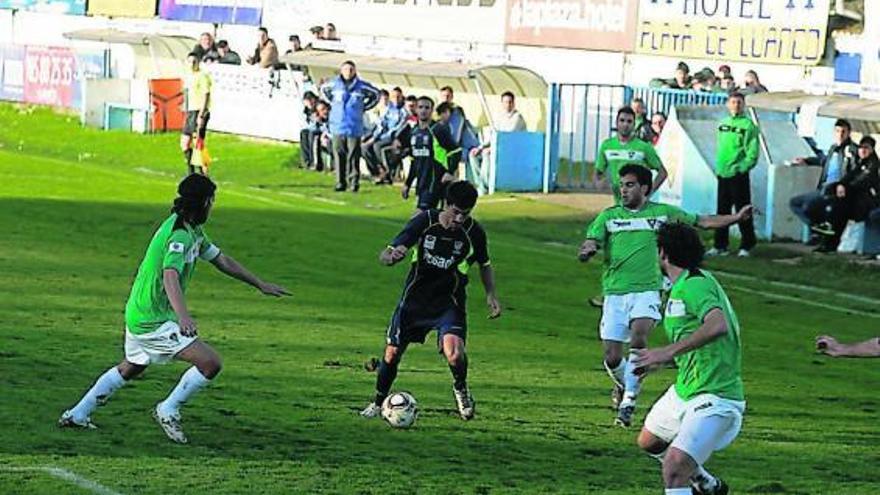 Sergio Prendes -en la imagen ante el Toledo, con Quirós al fondo- abrió el marcador en Vigo.