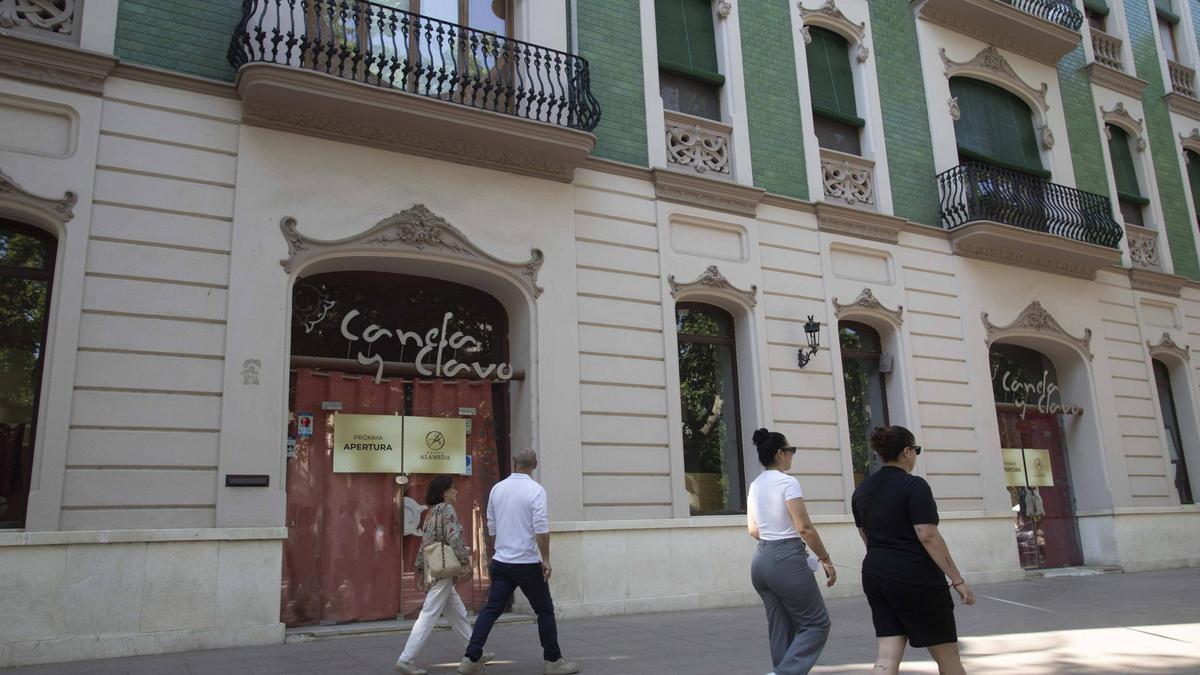 Imagen de archivo de gente paseando por delante del antiguo "Canela y Clavo", en Xàtiva.