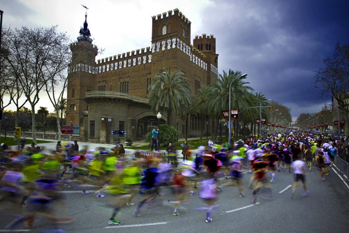 Sortida dels participants en la Mitja Marató de Barcelona, davant del parc de la Ciutadella, aquest diumenge.