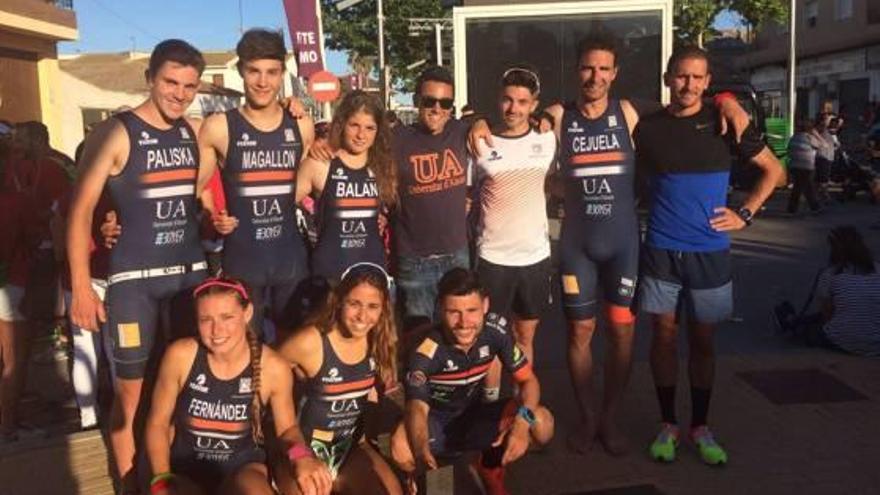 El equipo de triatlón del Universidad de Alicante tras su victoria individual y por equipos.