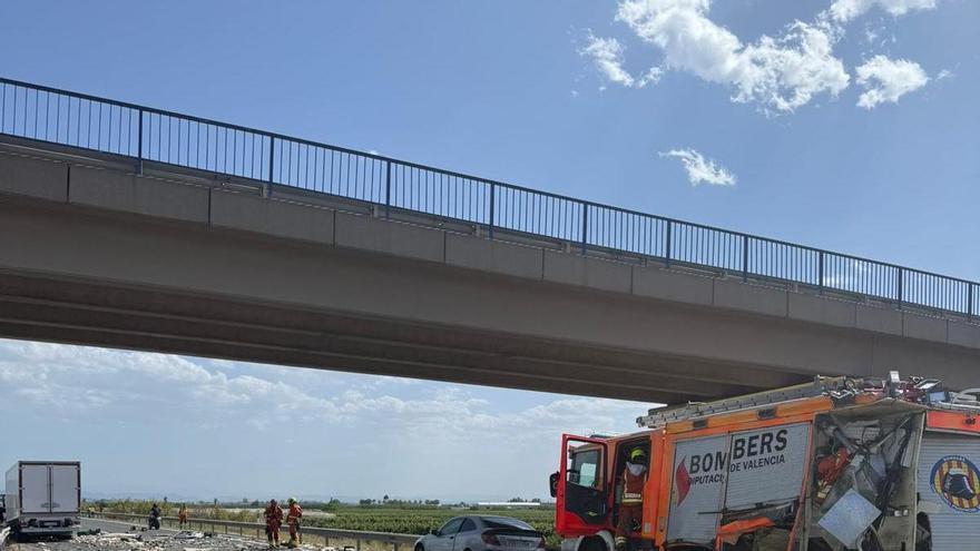 Un tráiler choca contra un camión de bomberos en la AP-7 a la altura de Picassent