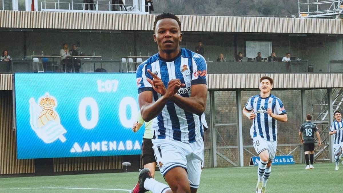 Ochieng celebra un gol con la Real Sociedad B en Zubieta, este curso.
