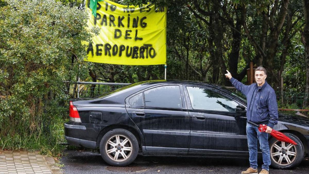 El presidente de la Asociación de San Lázaro y un cartel.