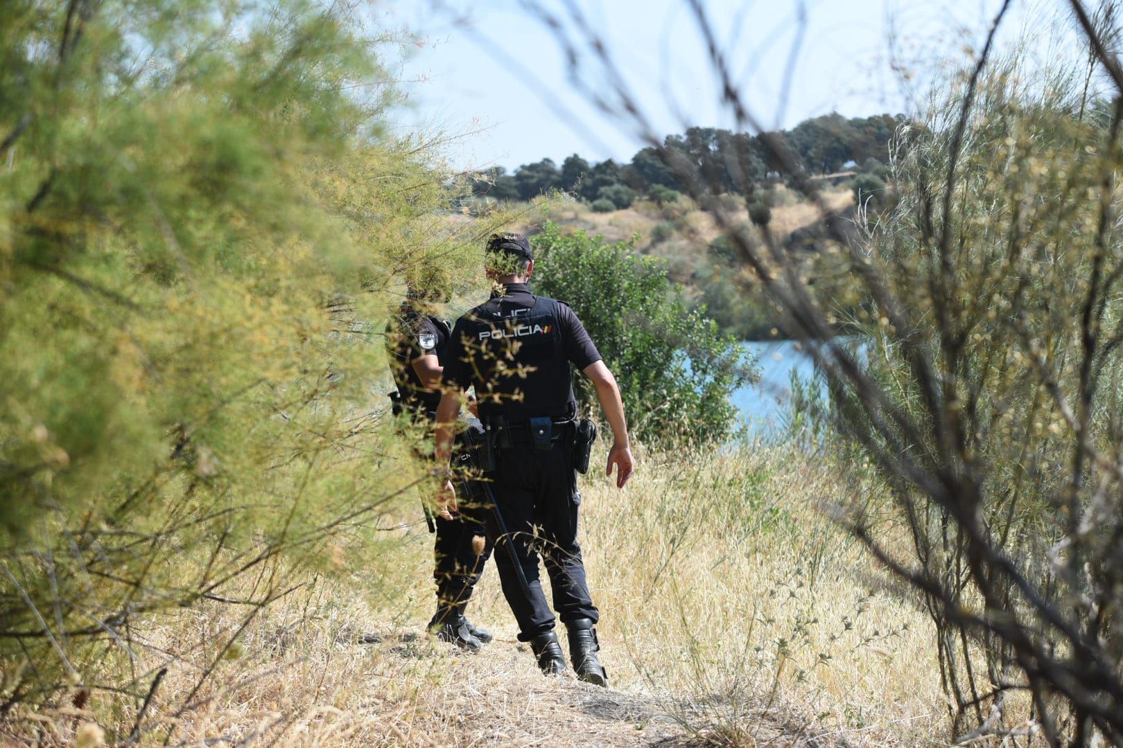 Buzos de la Guardia Civil se suman a la búsqueda del joven desaparecido en el Lago Azul