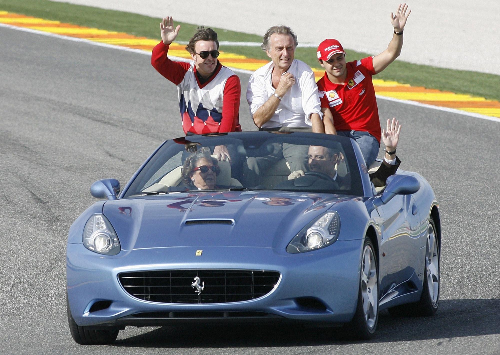 Fernando Alonso, Felipe Massa, Luca Cordero di Montezemolo, Rita Barberá y Francisco Camps durante un evento de Ferrari en el circuito de Cheste en 2009.