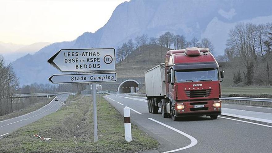 Un nuevo peaje en Euskadi dispara el paso de camiones por el Somport