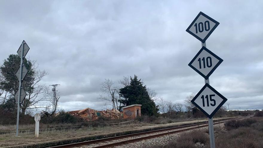 La estación de ferrocarril de Andavías reducida a cascotes.