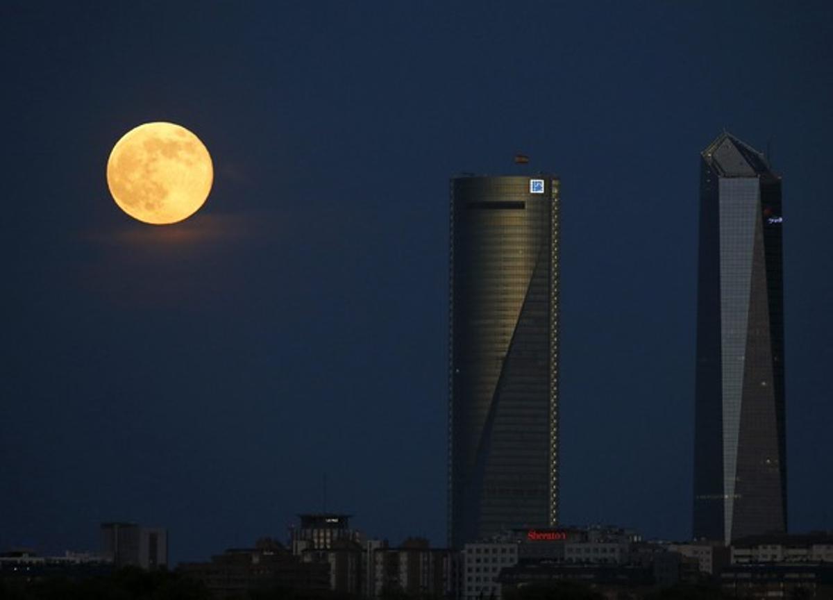 Las Cuatro Torres Business area de Madrid con la ’superluna’ al fondo.
