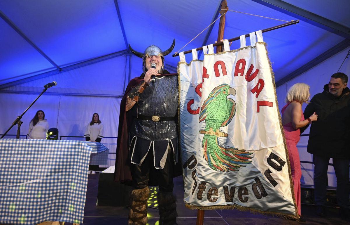 Urco, con el estandarte festivo. | RAFA VÁZQUEZ