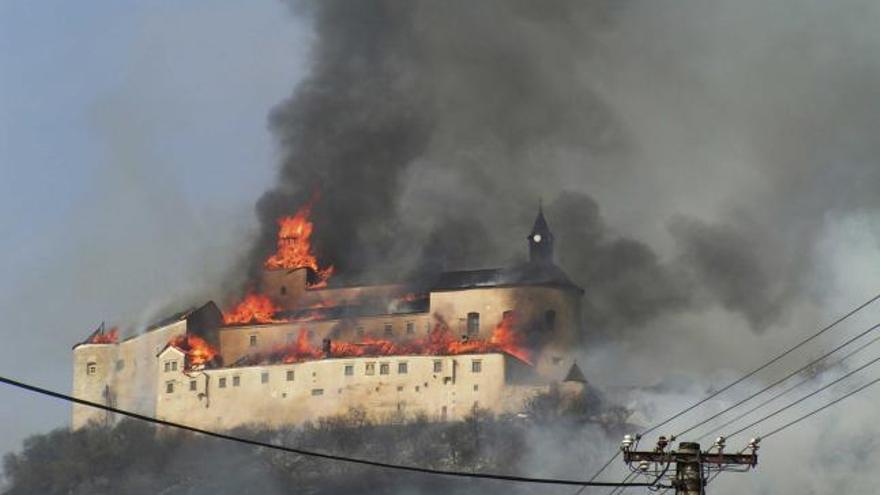 Dos niños de 11 y 12 años que estaban fumando destruyen un castillo  en Eslovaquia