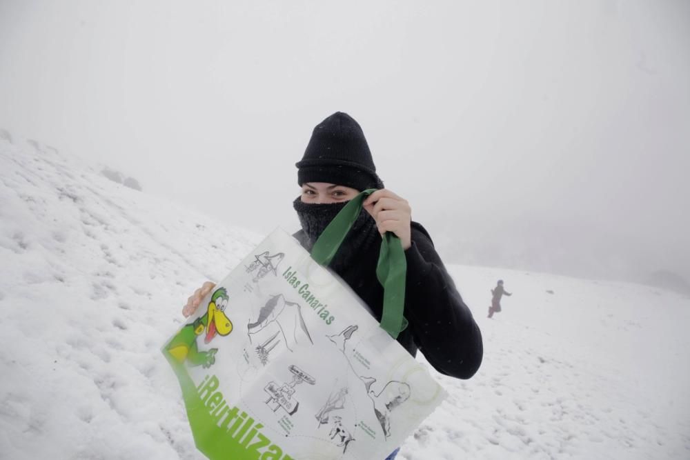 Miles de personas disfrutaron e inmortalizaron la nevada en el Teide